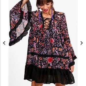 Boohoo Lace Up Flute Sleeve Printed Dress NWT